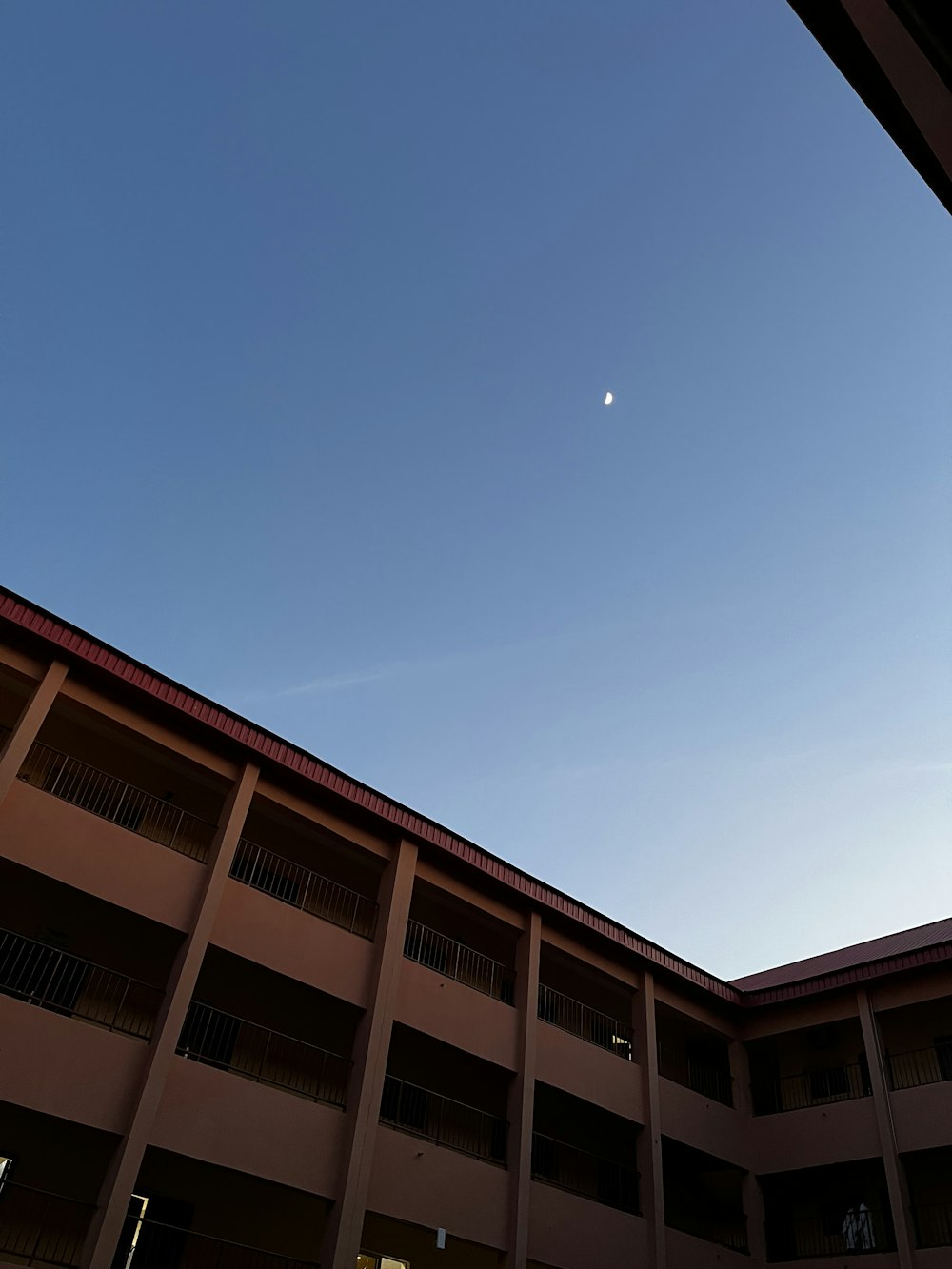 Un edificio con una luna en el cielo