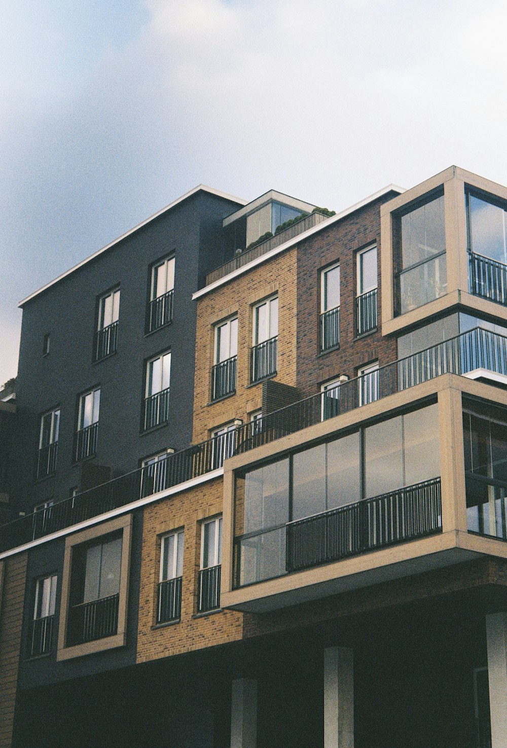 un edificio con balconi