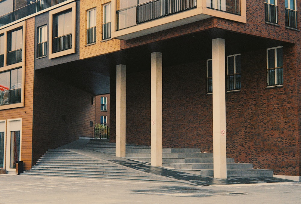 a building with pillars