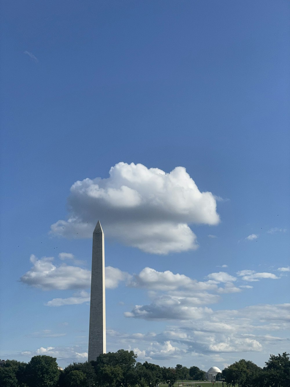 uma torre alta com nuvens no céu