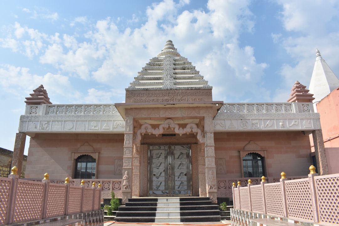 a building with a domed roof,