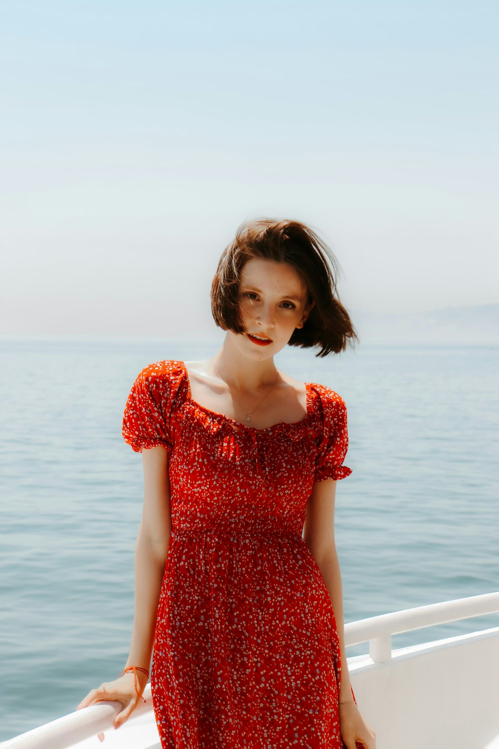 una persona con un vestido rojo