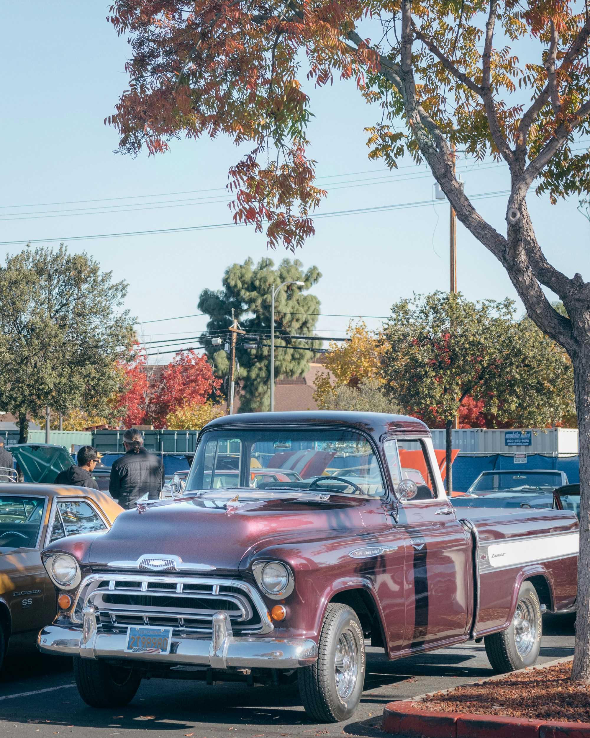道路脇に停まっている赤いトラック