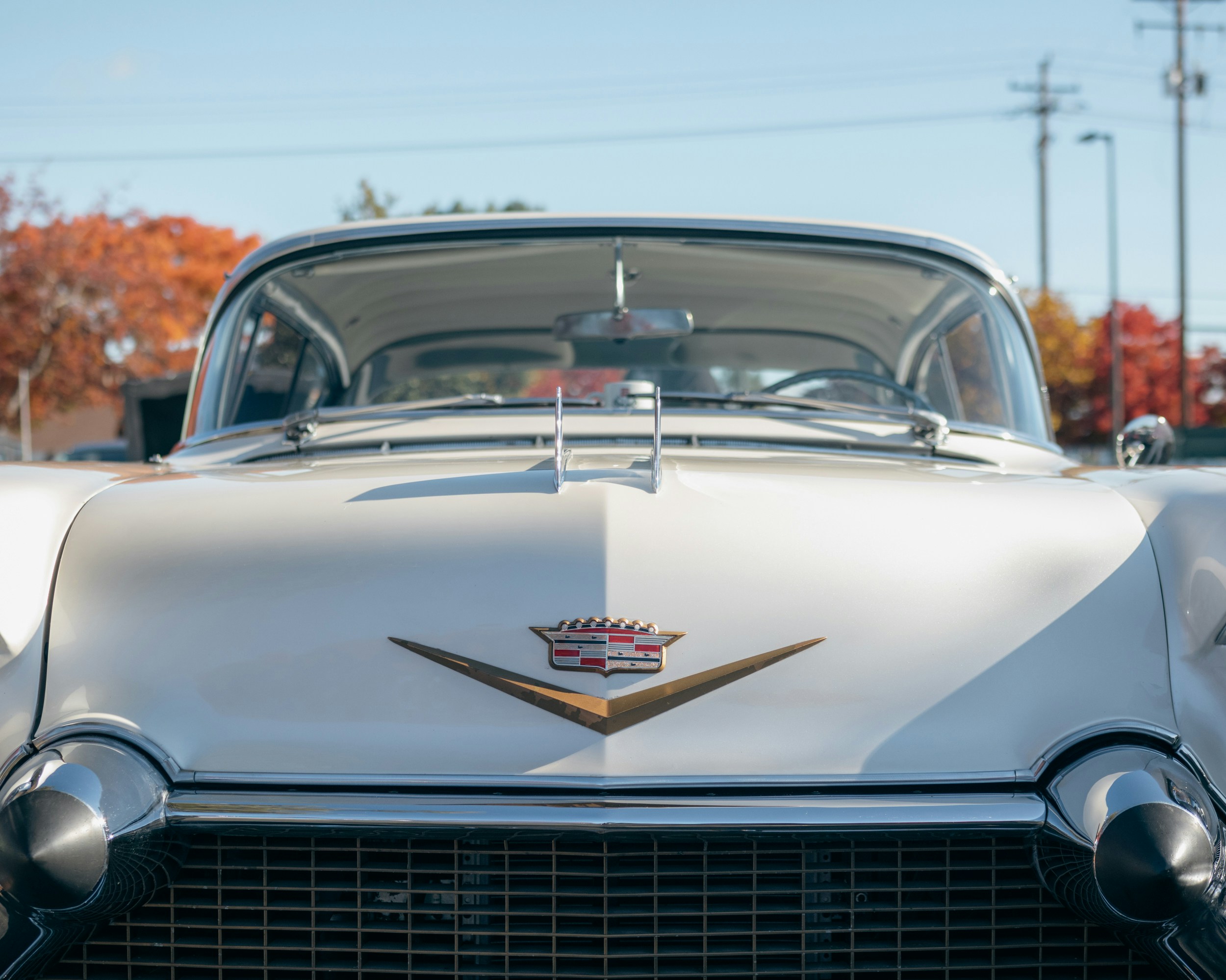 ボンネットに漫画のキャラクターが描かれた車