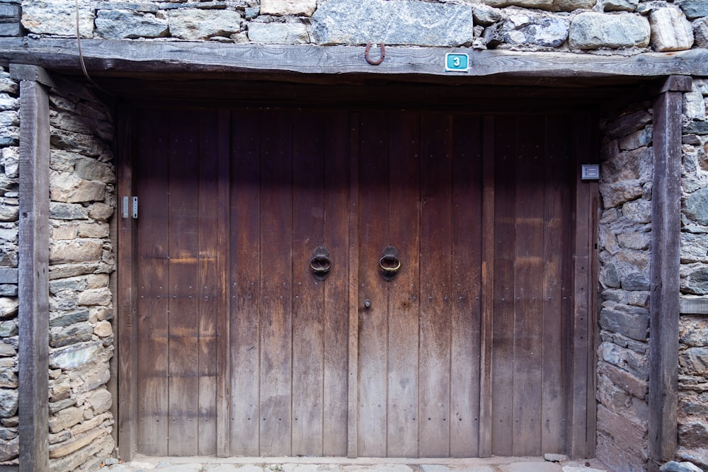 uma porta de madeira em um edifício de pedra
