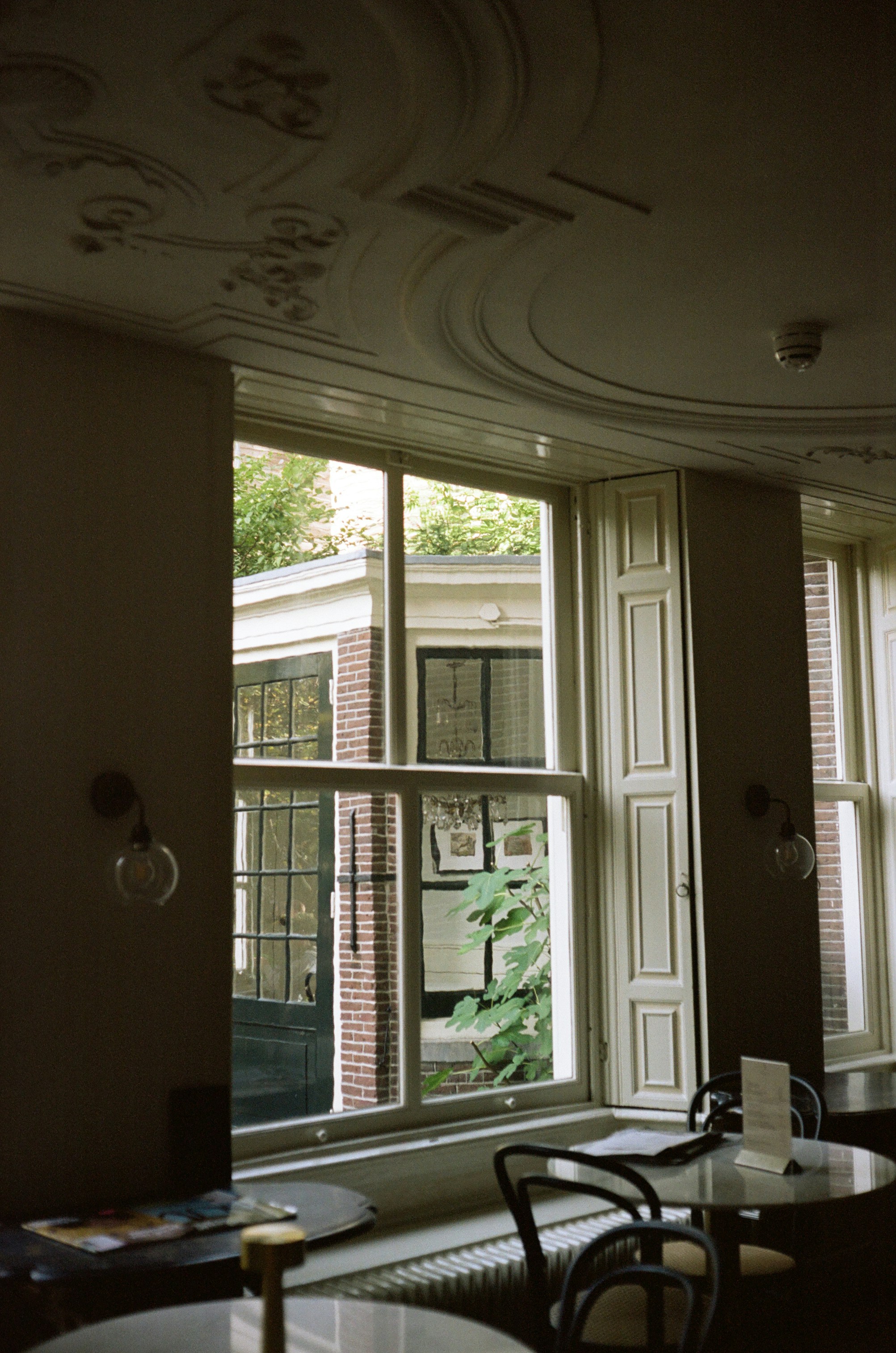 A room with a window and a table with chairs and a plant photo – Free ...