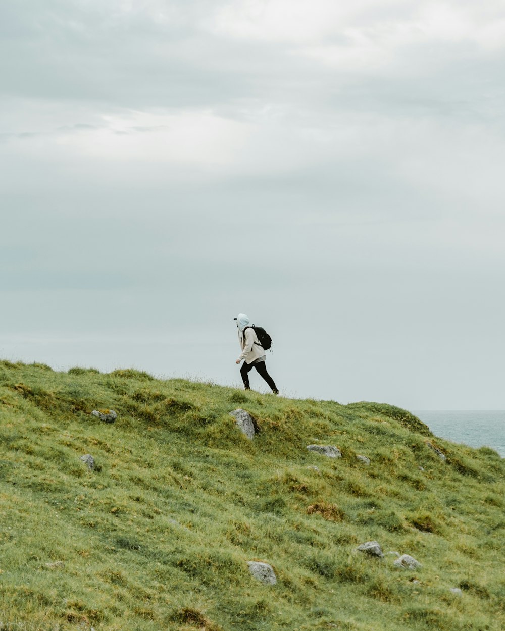 une personne marchant sur une colline