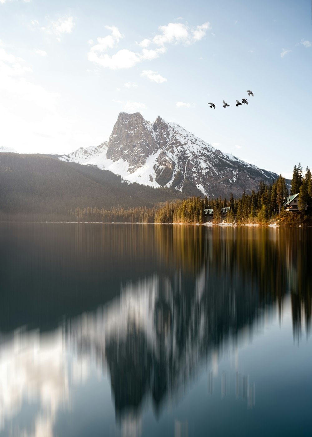 Un lago con una montaña al fondo