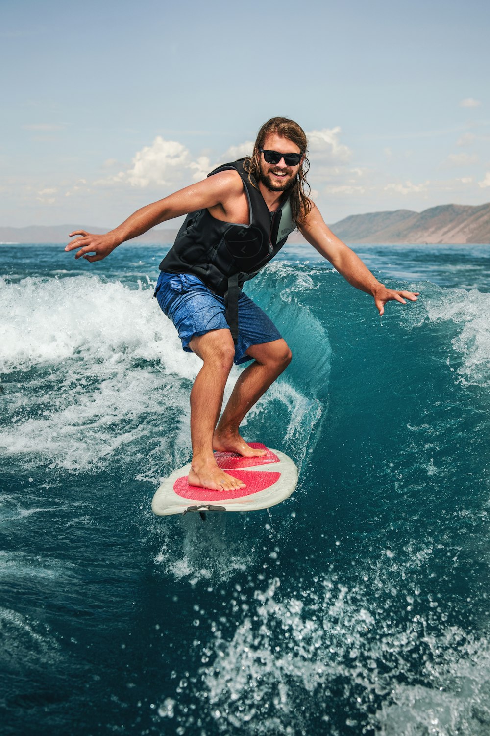una persona montando una tabla de surf
