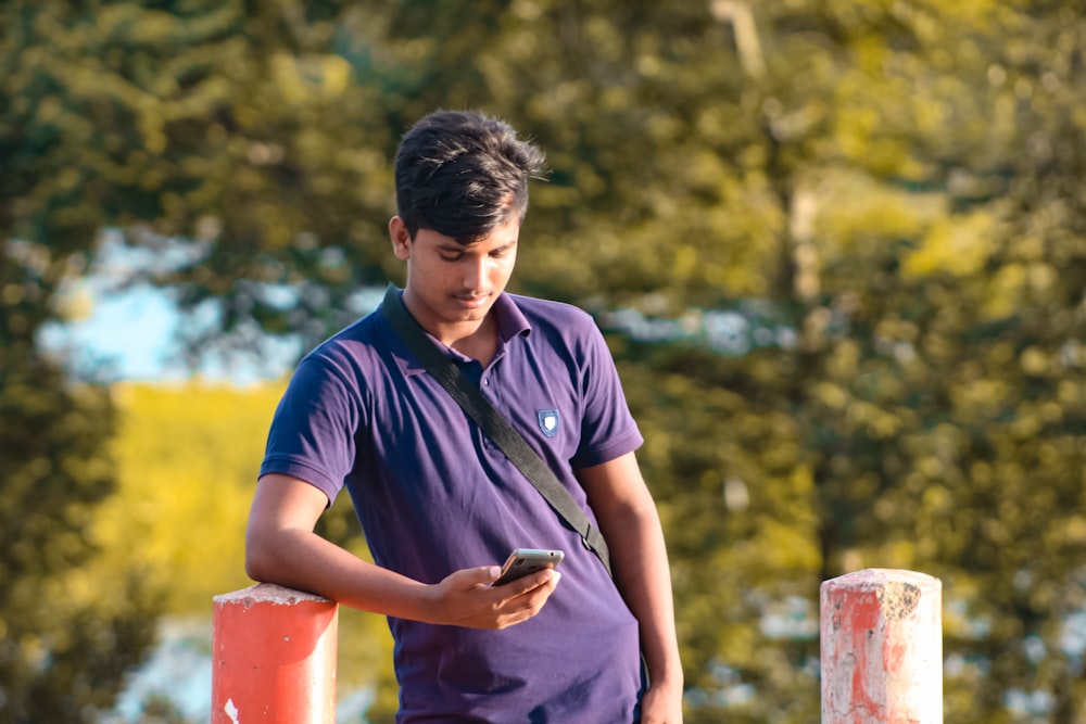 Una persona mirando el teléfono