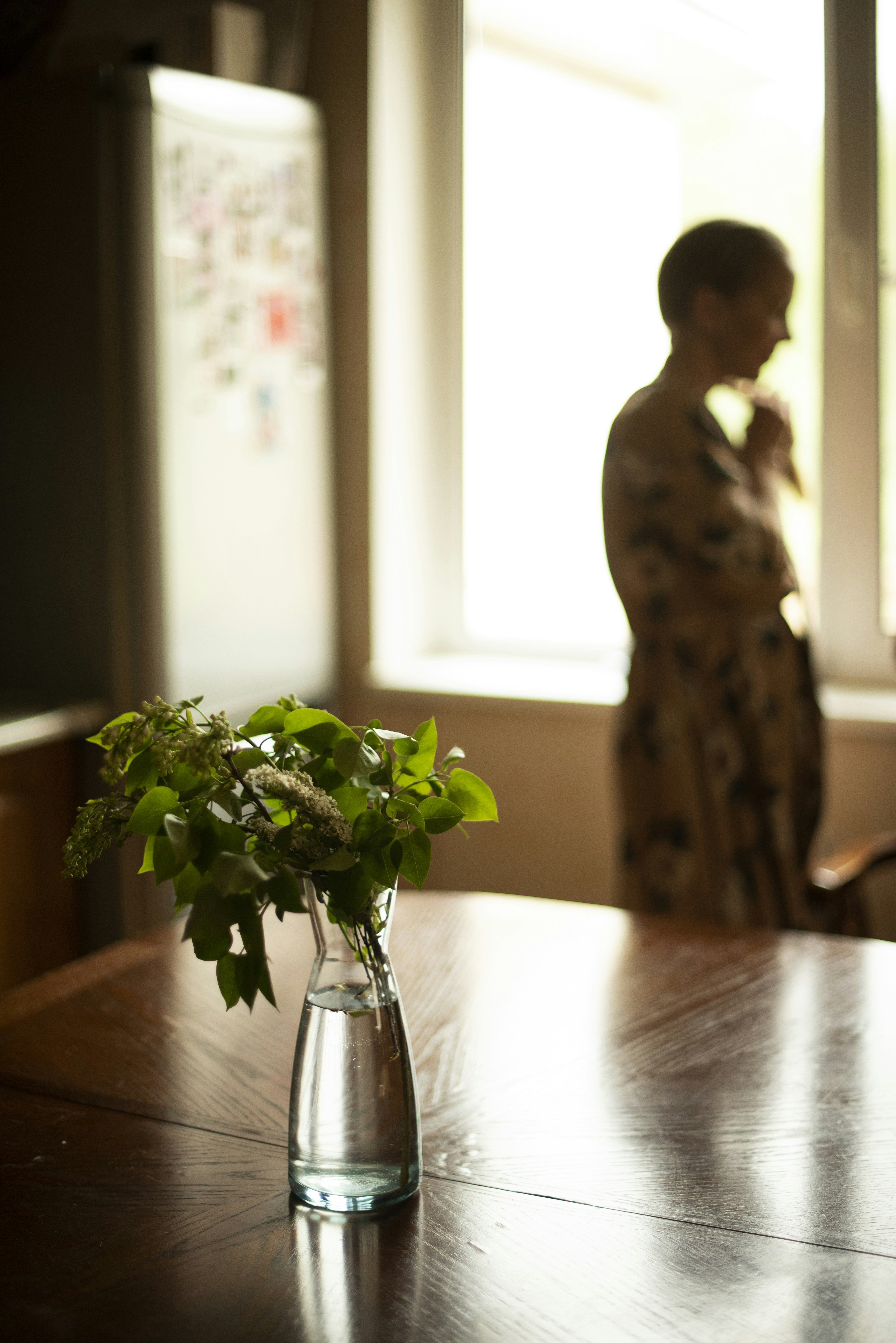 un vaso con fiori su un tavolo