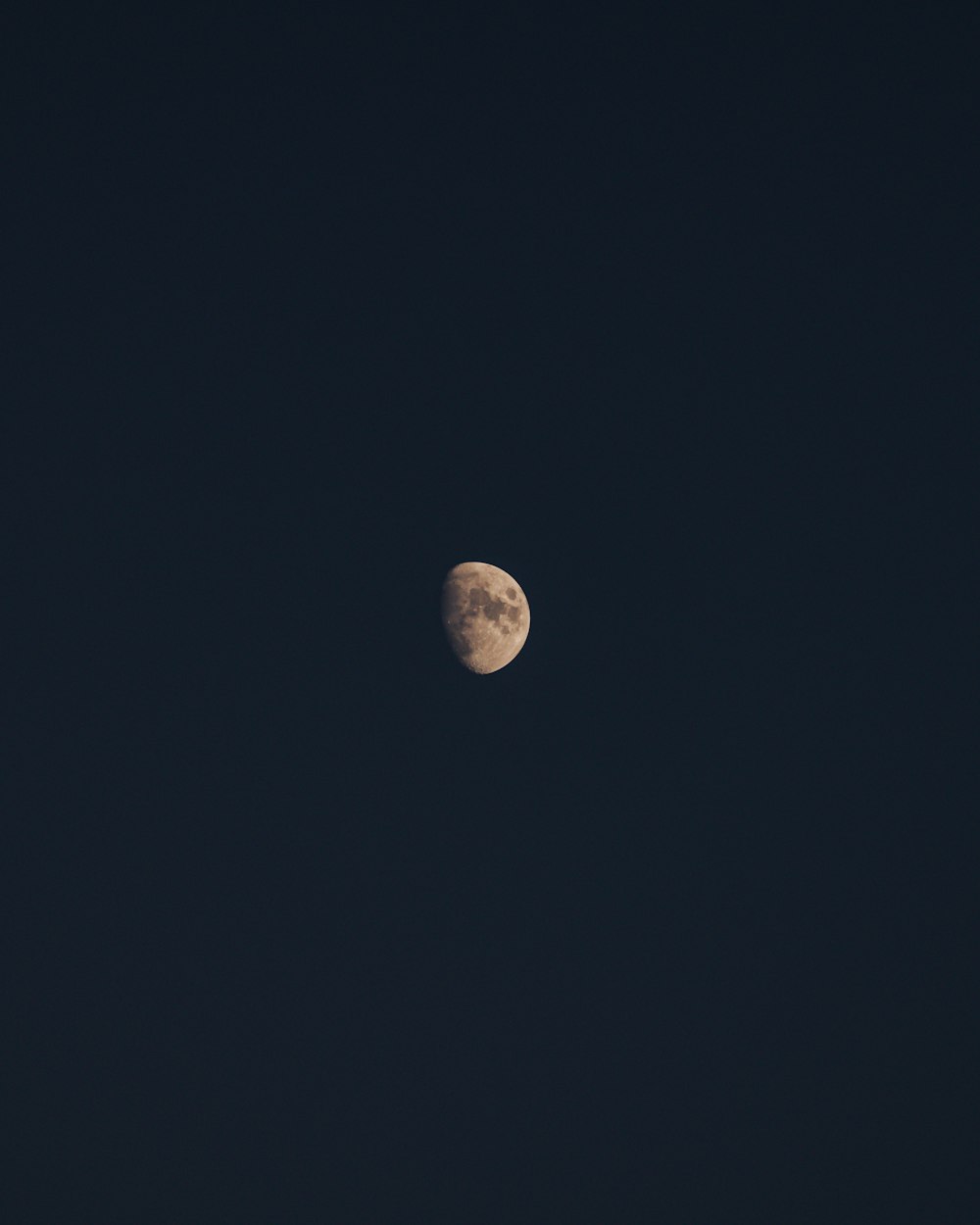 Una luna en el cielo