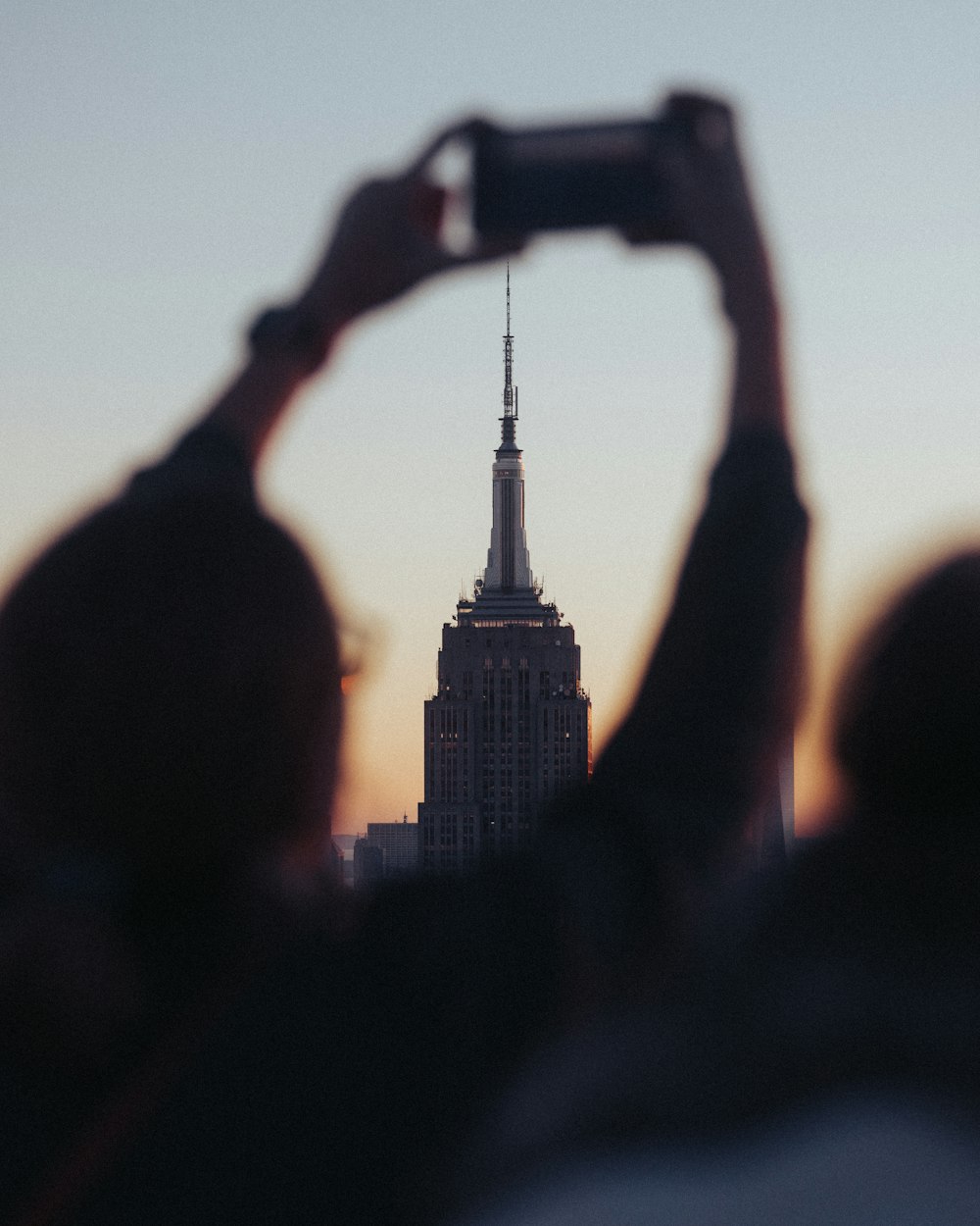 una persona che scatta una foto di un edificio alto