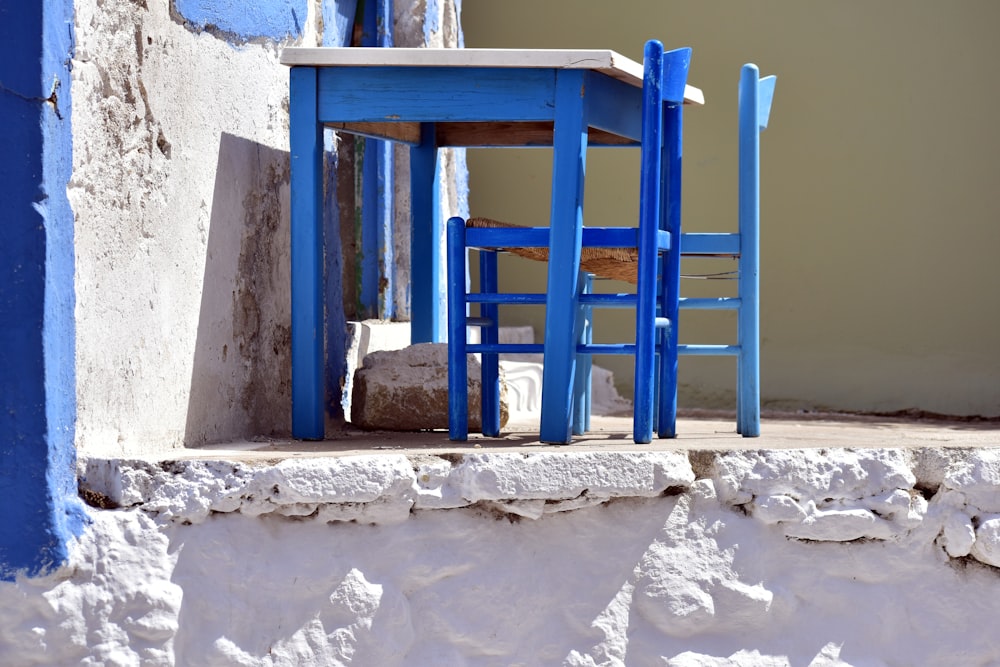 uma cadeira azul em um canto