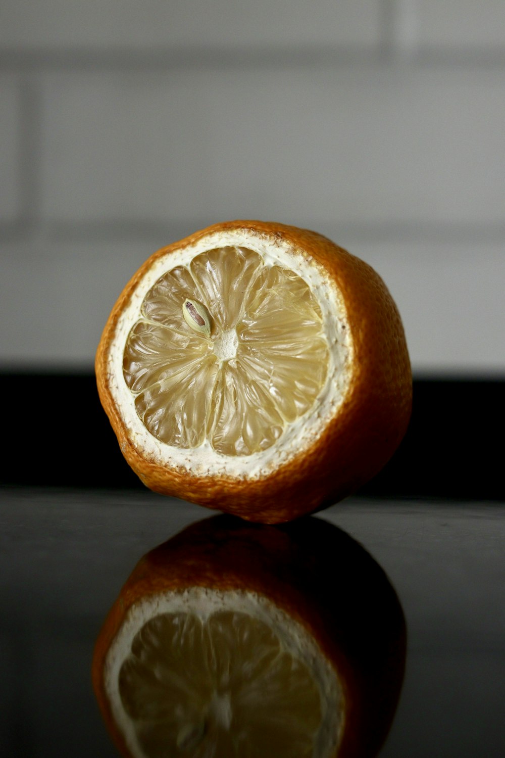 un'arancia tagliata a metà