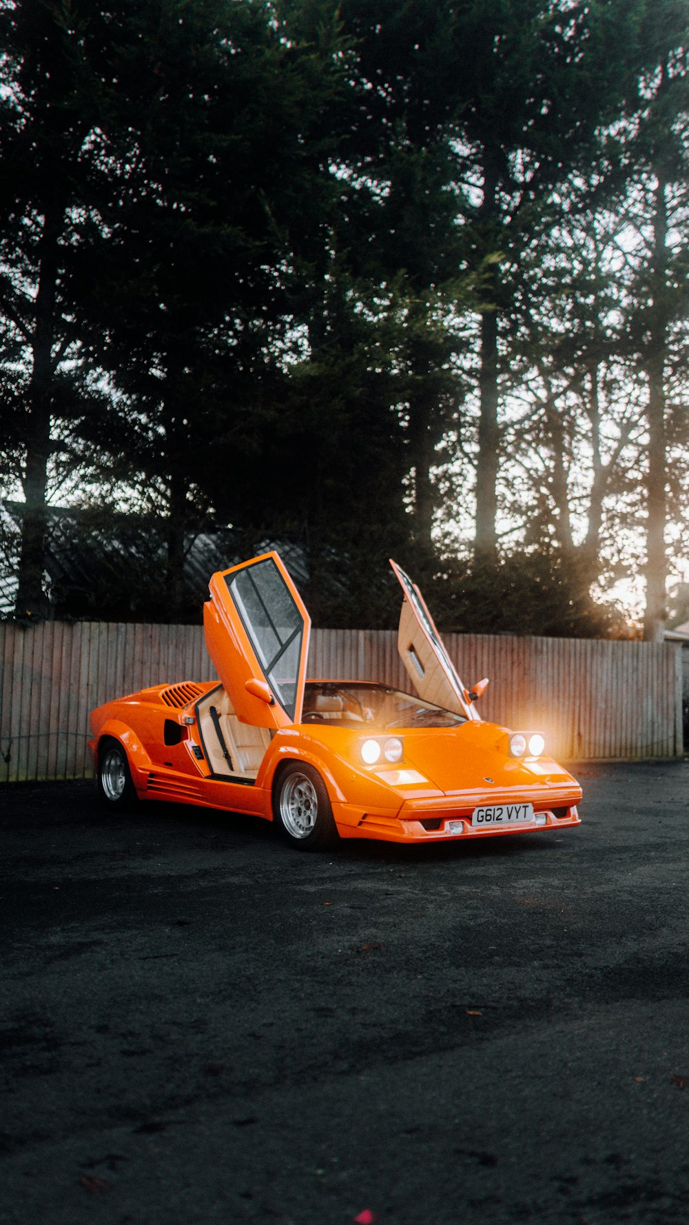 Une voiture orange avec un aileron