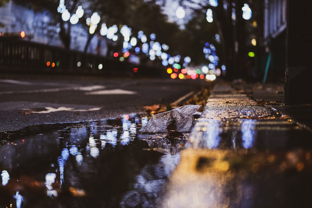 Una calle mojada con gotas de lluvia