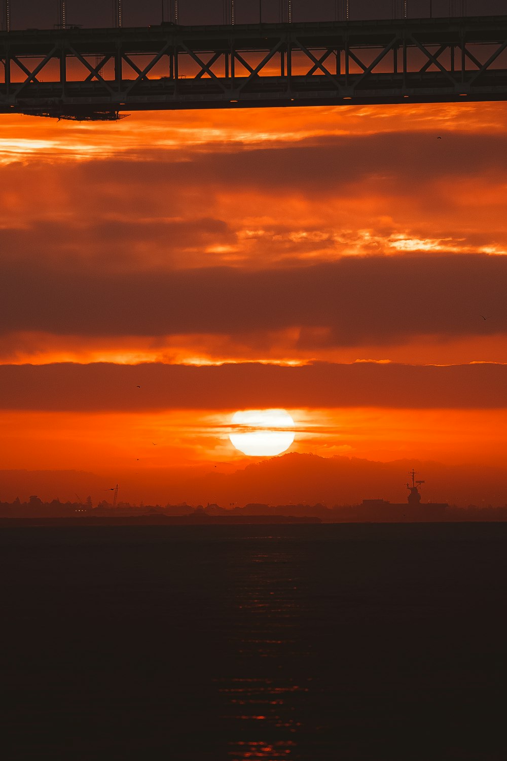 Un coucher de soleil sur un pont