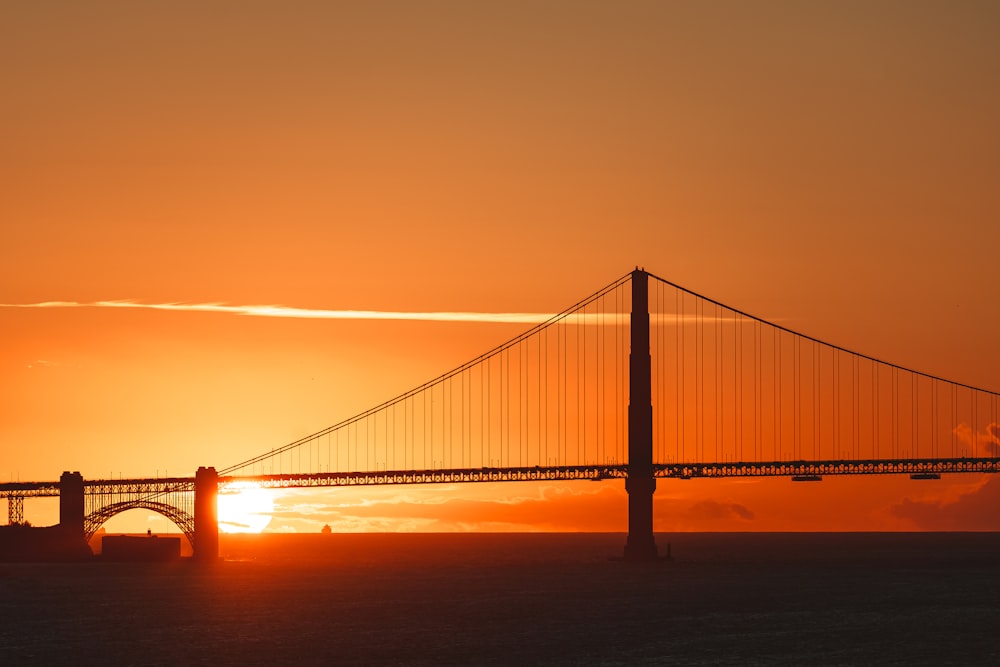 Un pont avec un coucher de soleil en arrière-plan