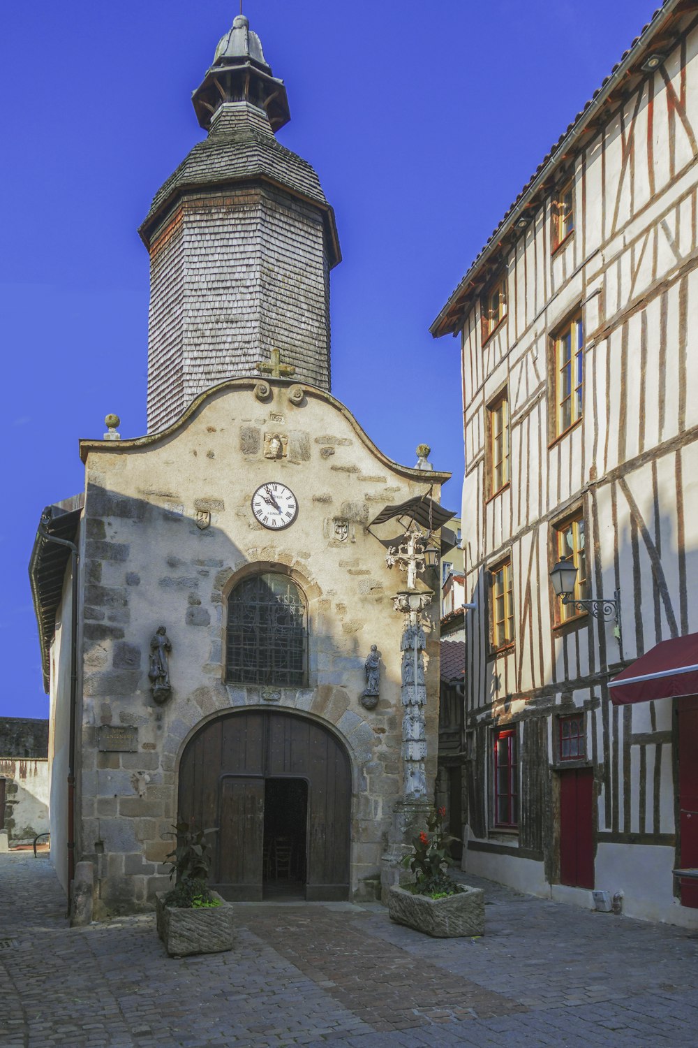 um relógio em uma torre