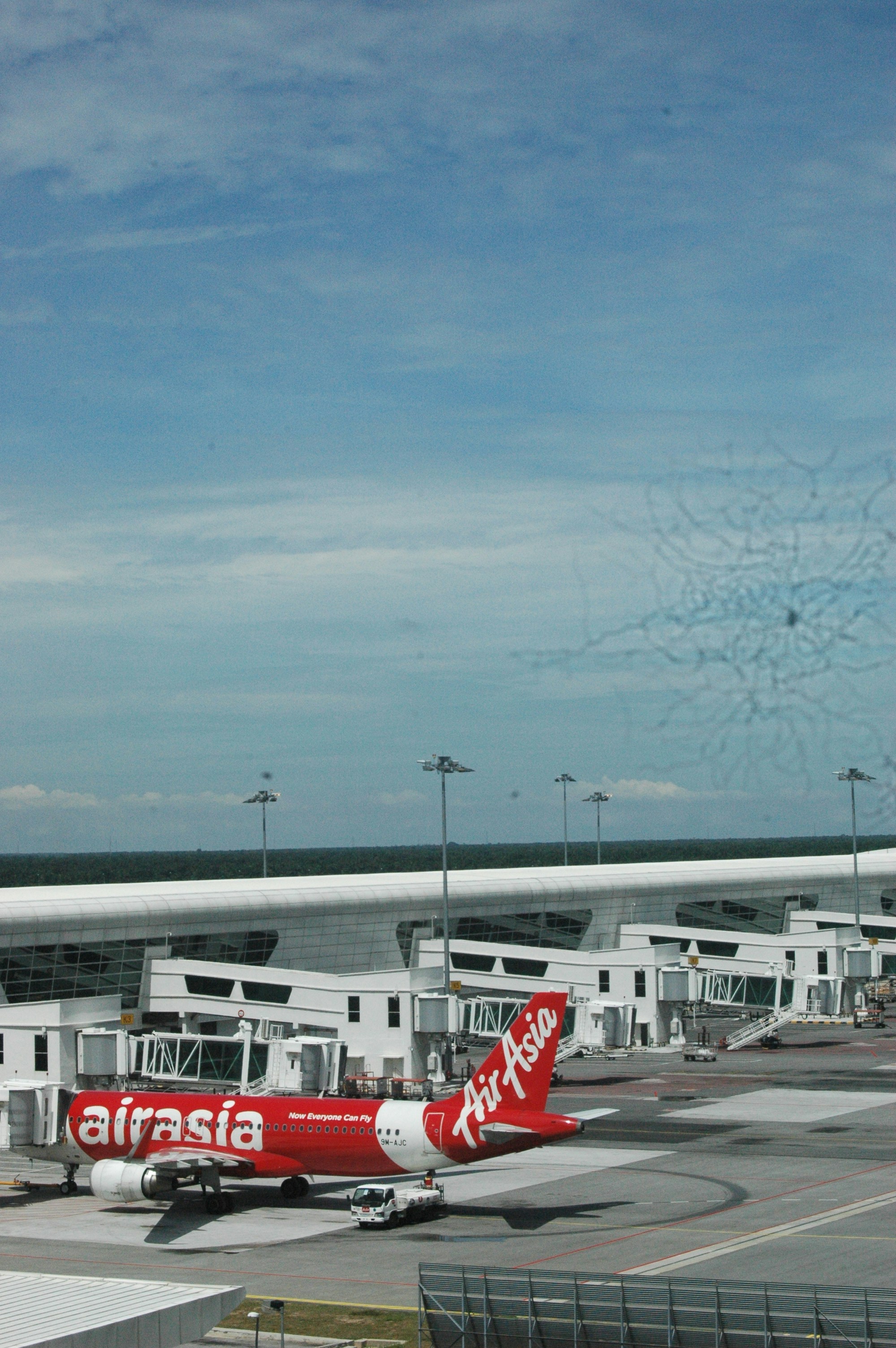 un aereo parcheggiato in un aeroporto