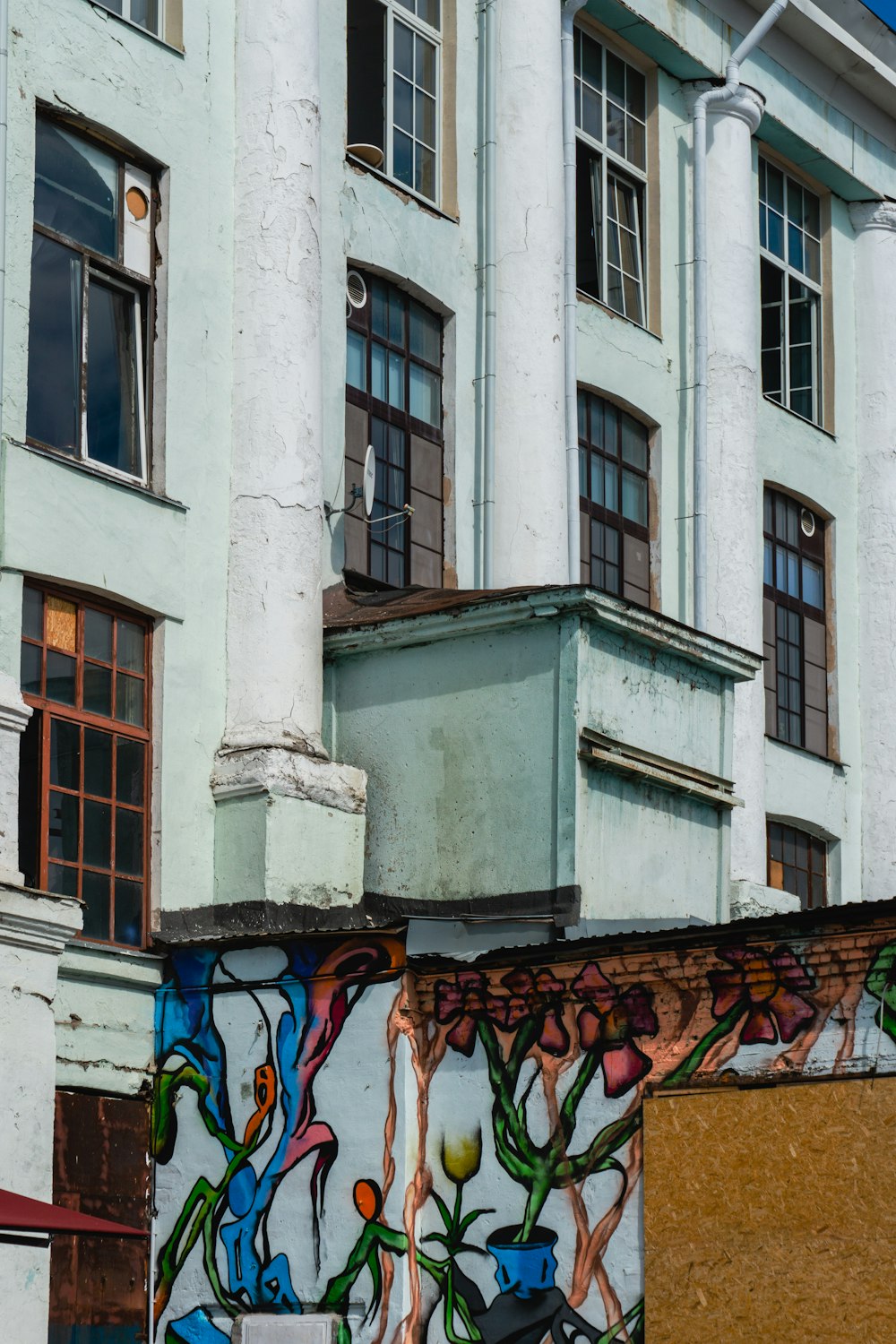 a building with graffiti on it