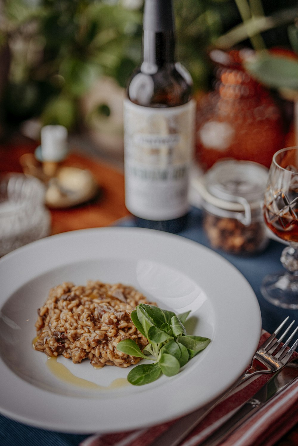 un plato de comida y una botella de vino sobre una mesa