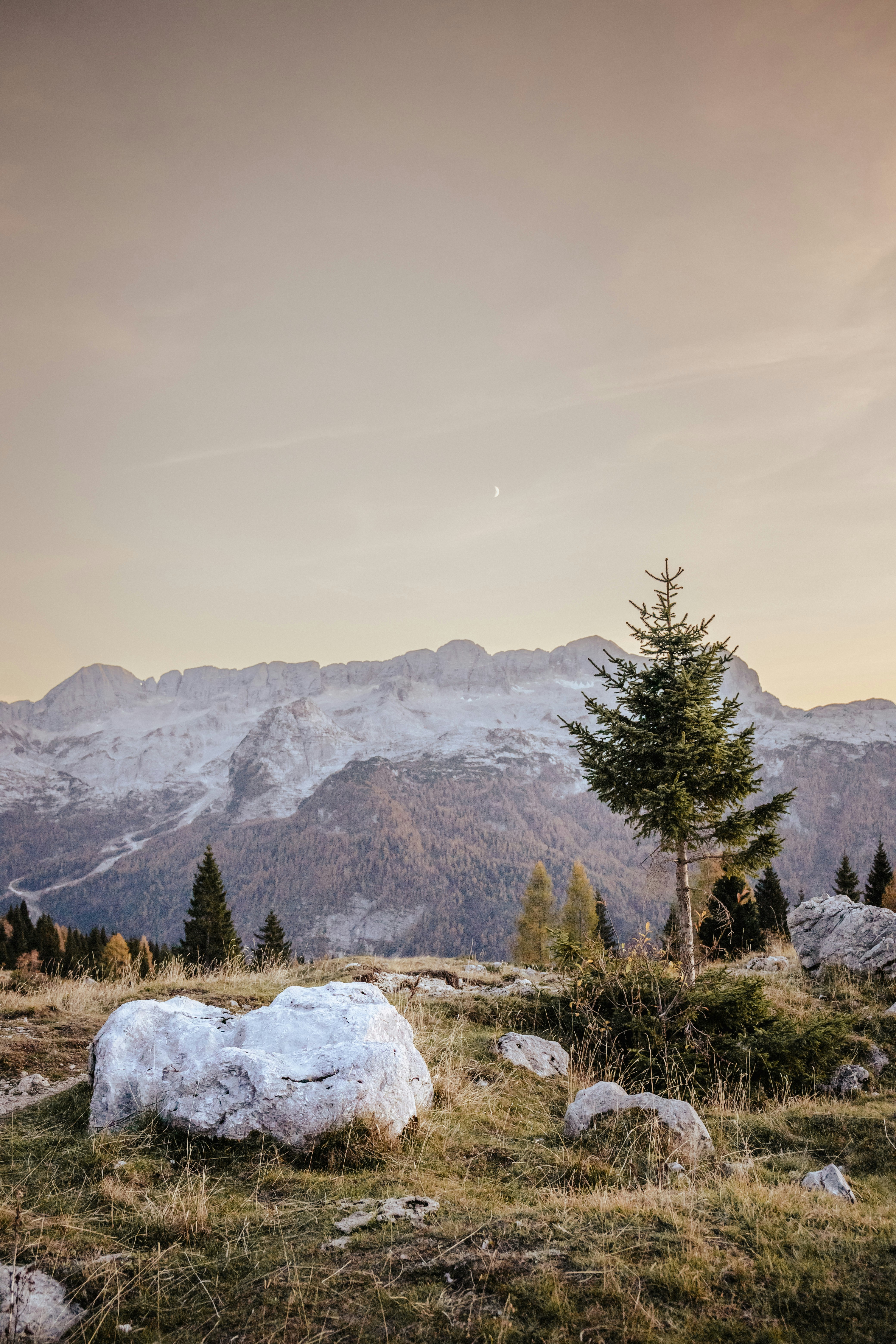Ein Regenbogen über einem Berg