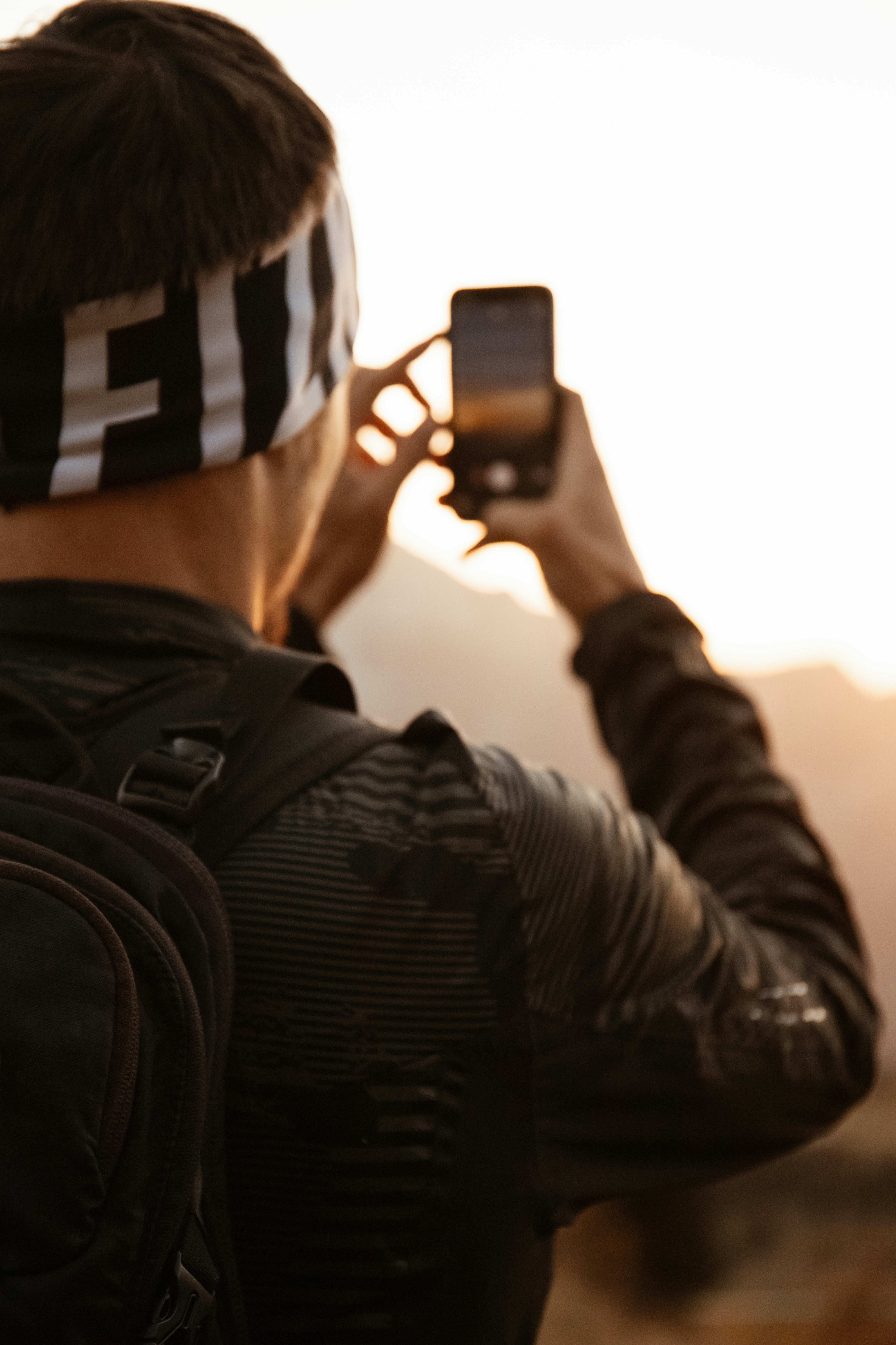 eine Person, die ein Foto von sich selbst macht