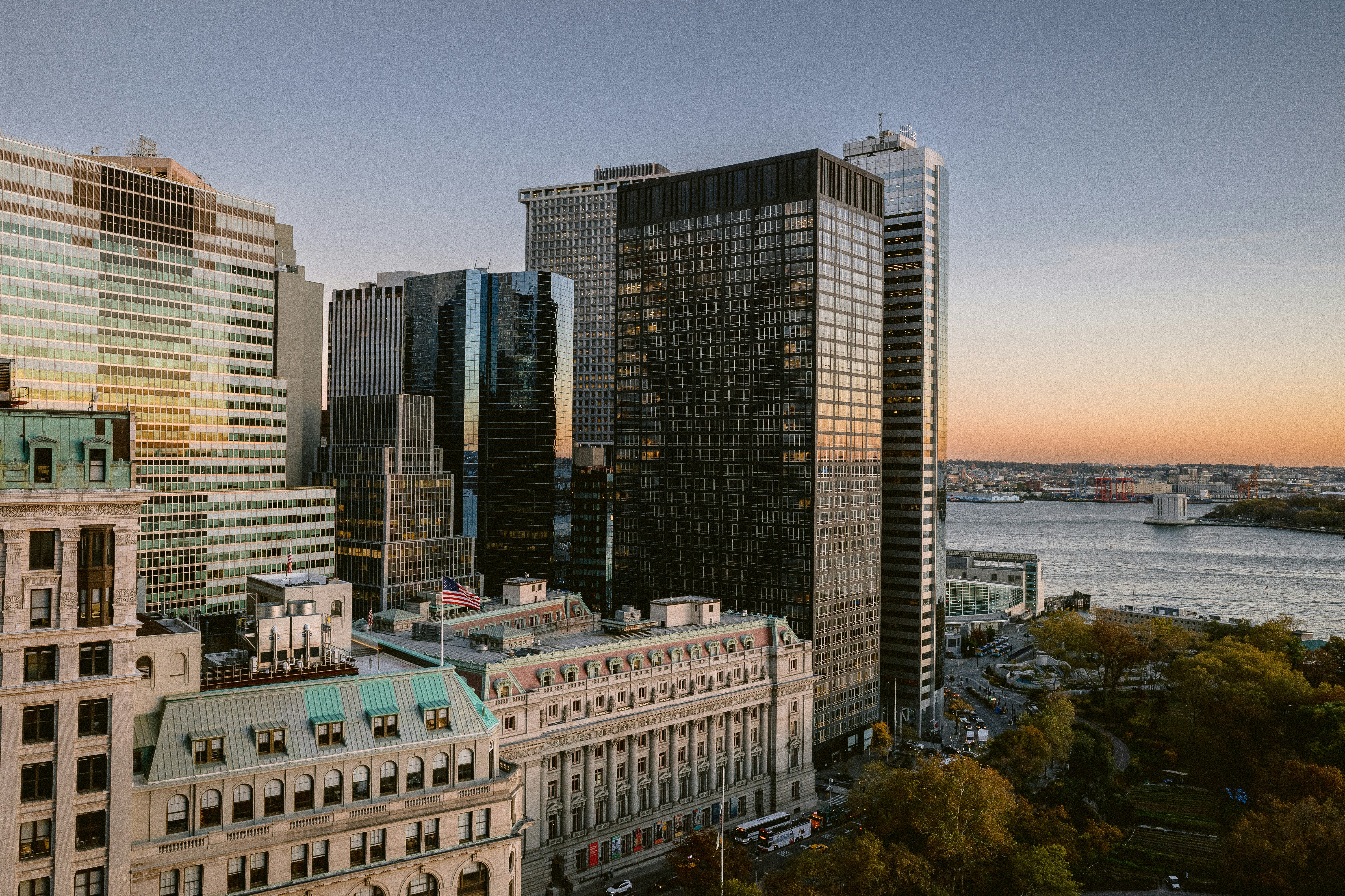 Eine Stadt mit hohen Gebäuden