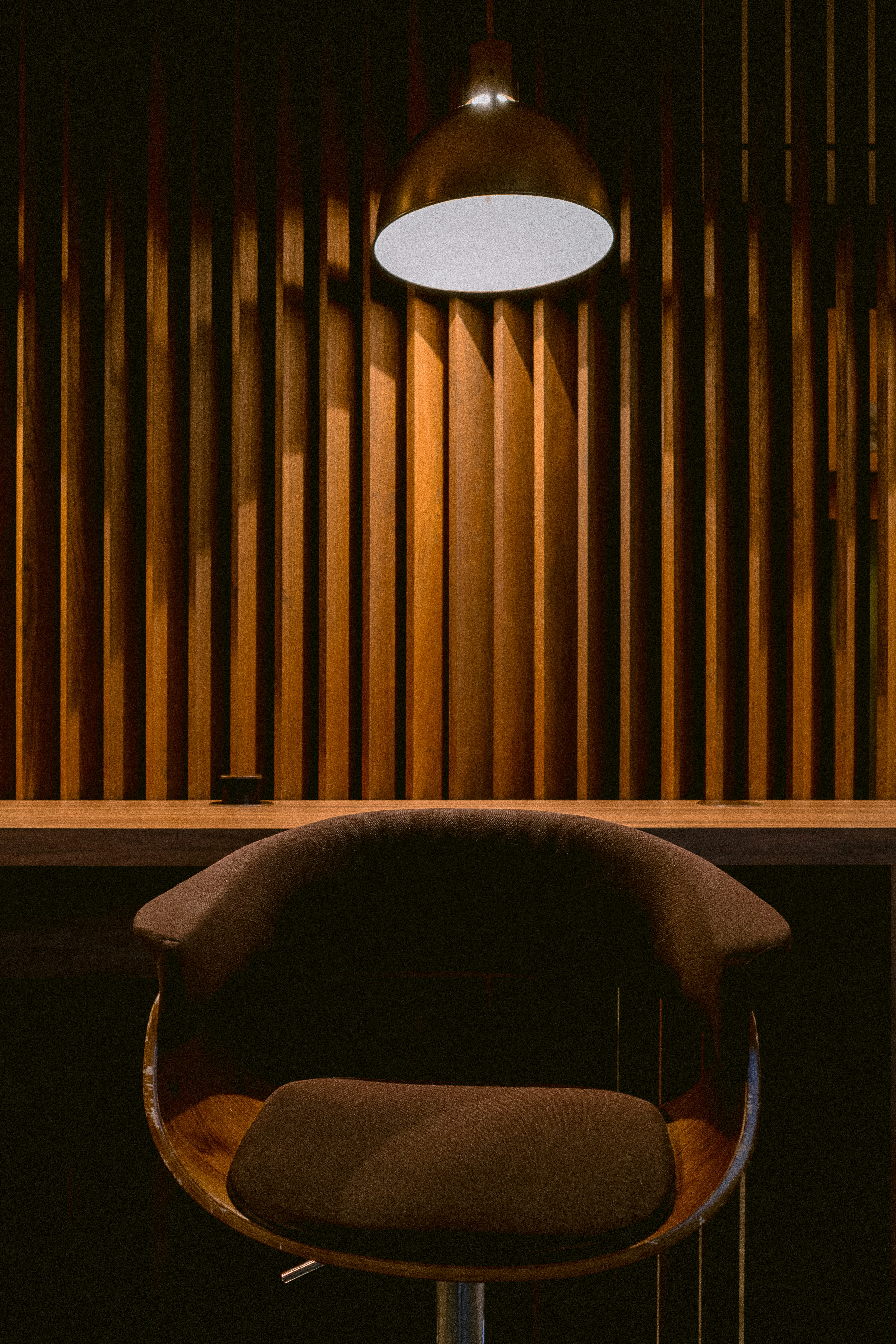 eine Lampe auf einem Tisch