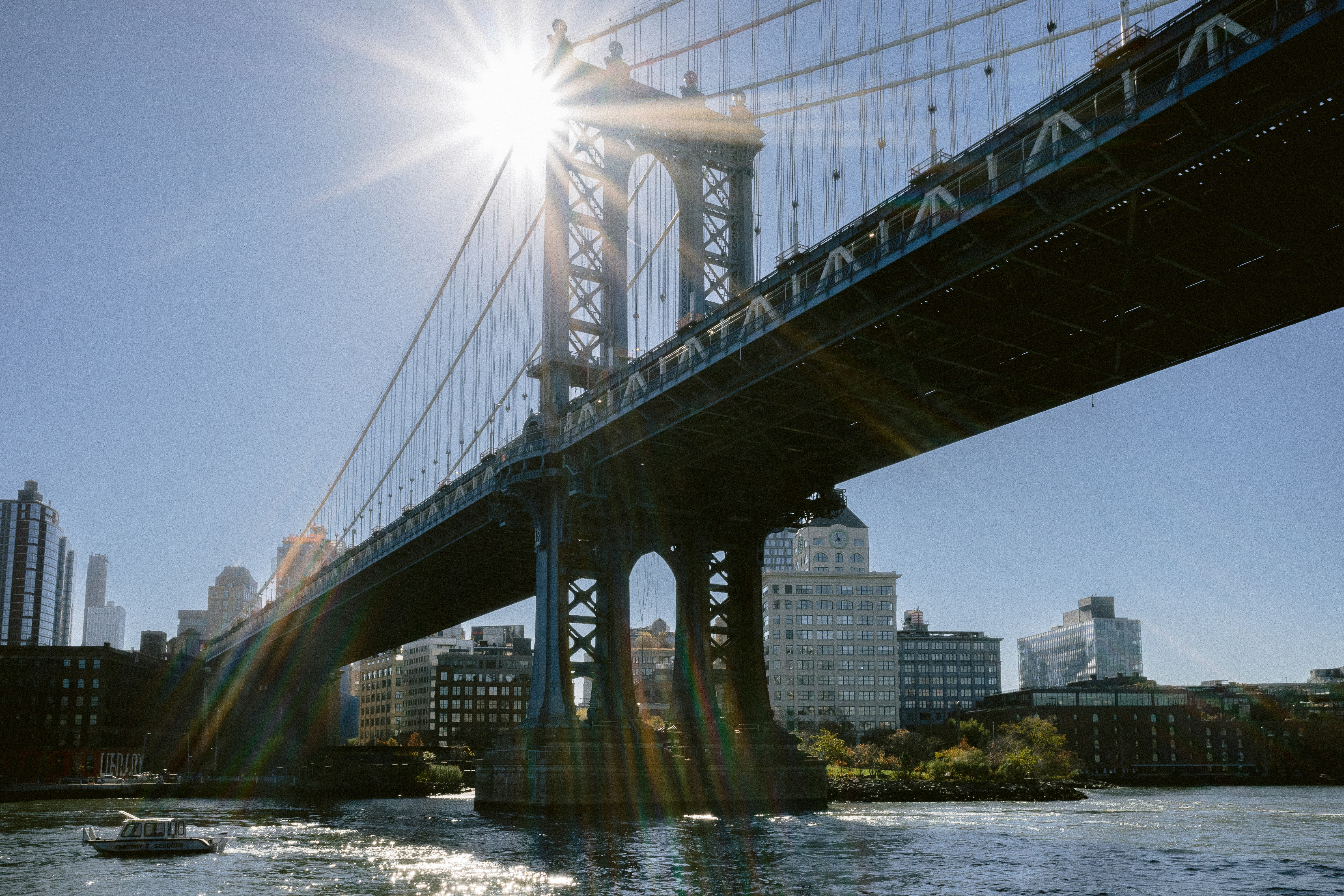 Eine Brücke über Wasser mit Gebäuden im Hintergrund