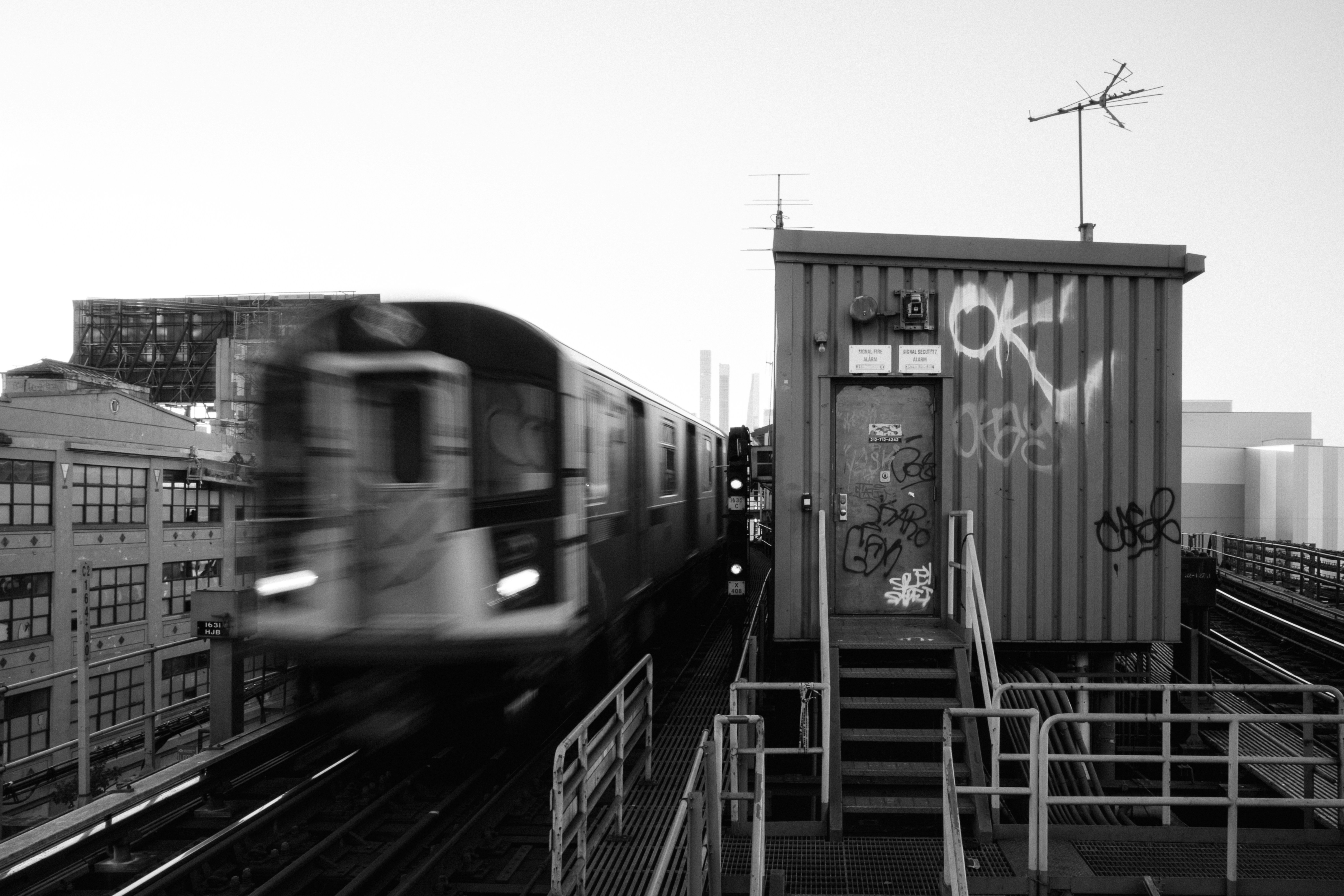 Ein Zug, der in einen Bahnhof einfährt