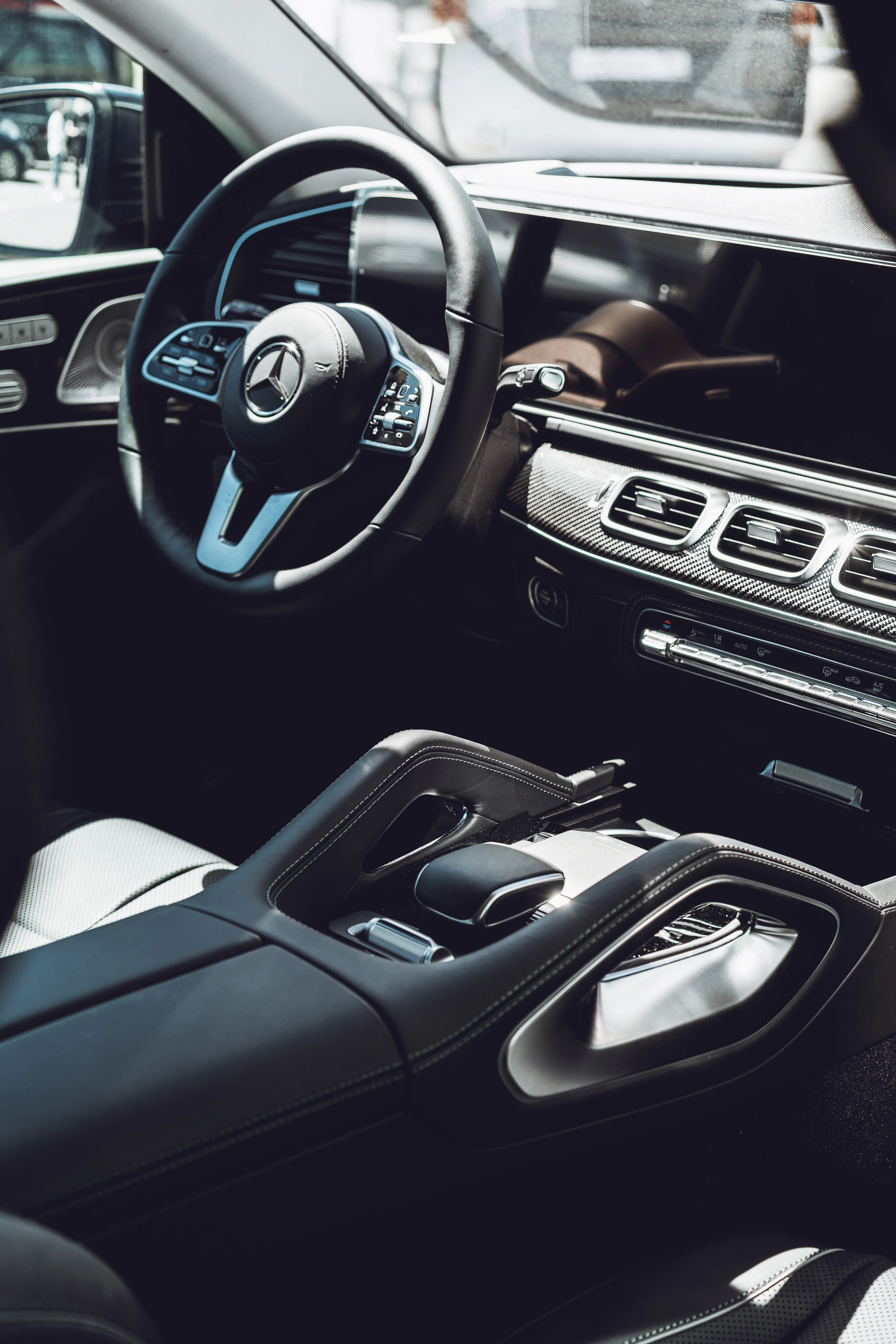 Кожаный салон премиального Mercedes