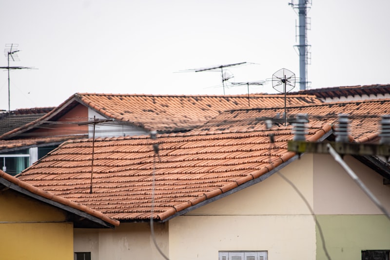 Dach z pojedynczym panelem solarnym