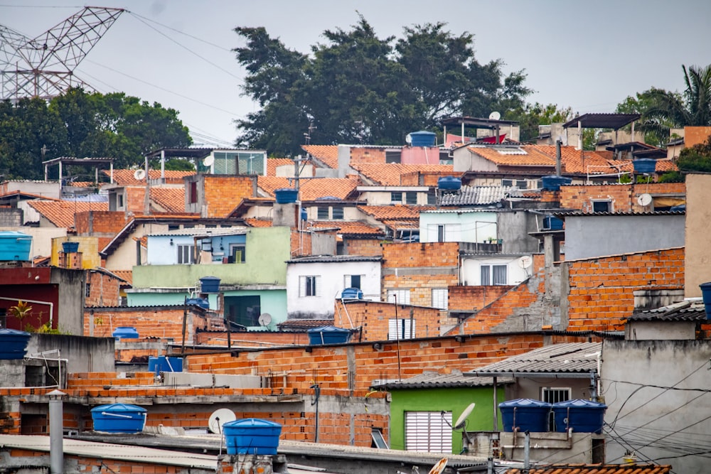 un groupe de maisons