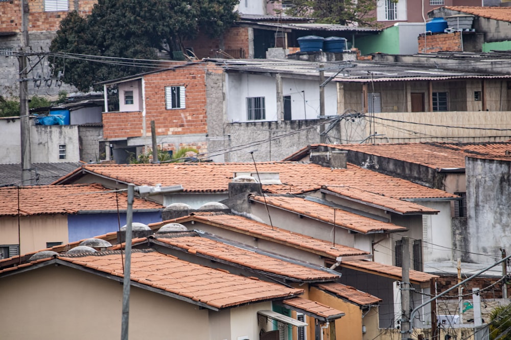 un groupe de maisons