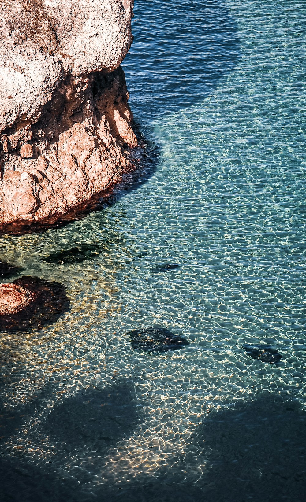 Una roccia nell'acqua