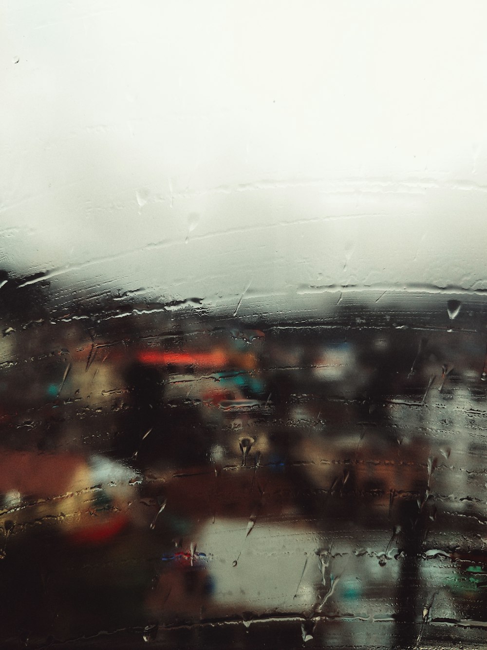 uma janela com chuva sobre ela