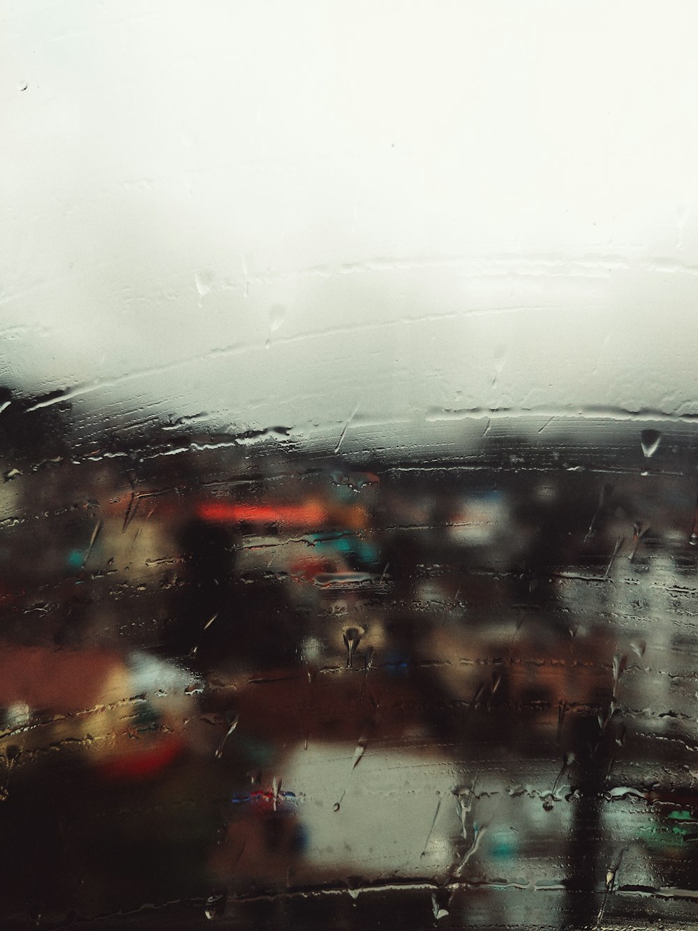 ein Fenster mit Regen darauf