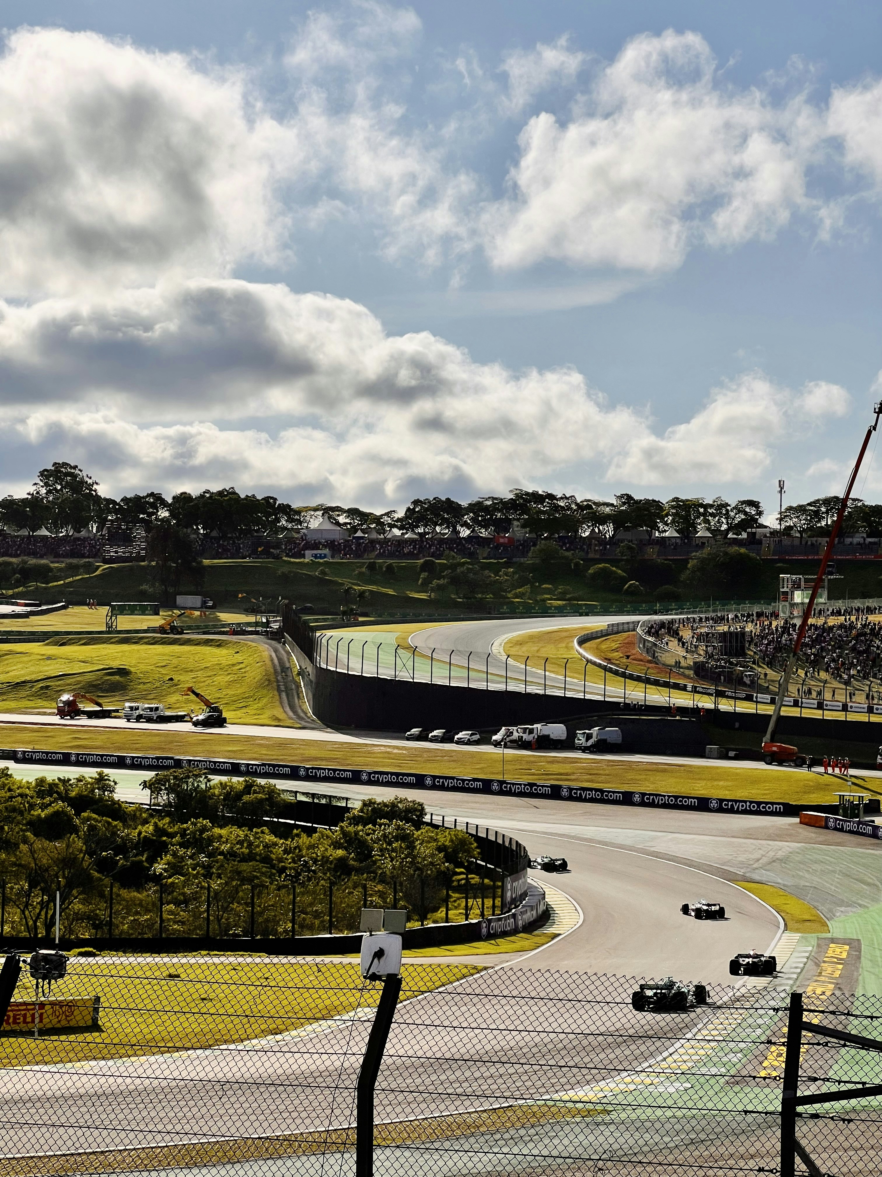 Formule 1 race met snelle auto's op circuit