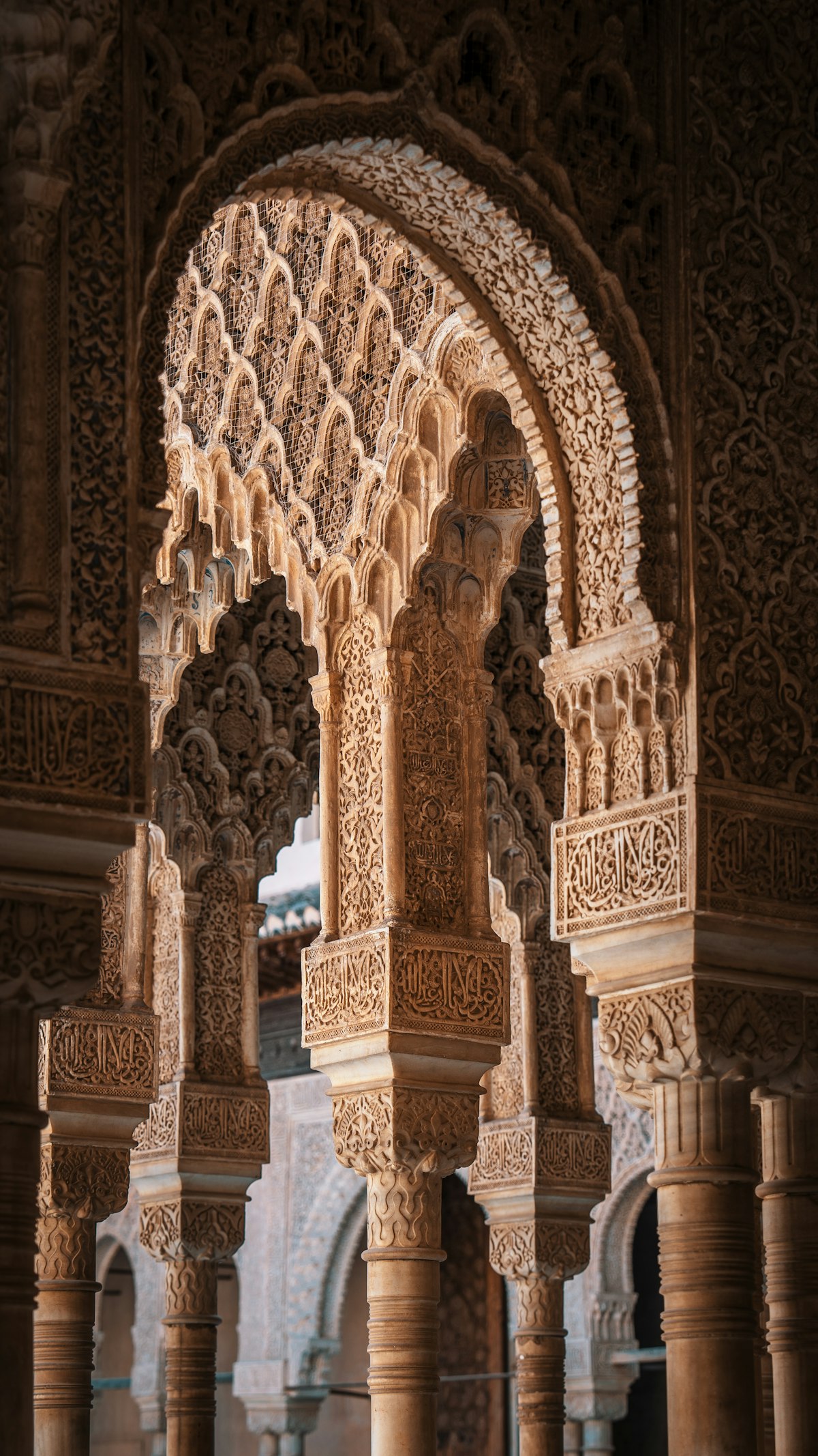 Detalle de arcos nazaríes en el Patio de los Leones de la Alhambra de Granada