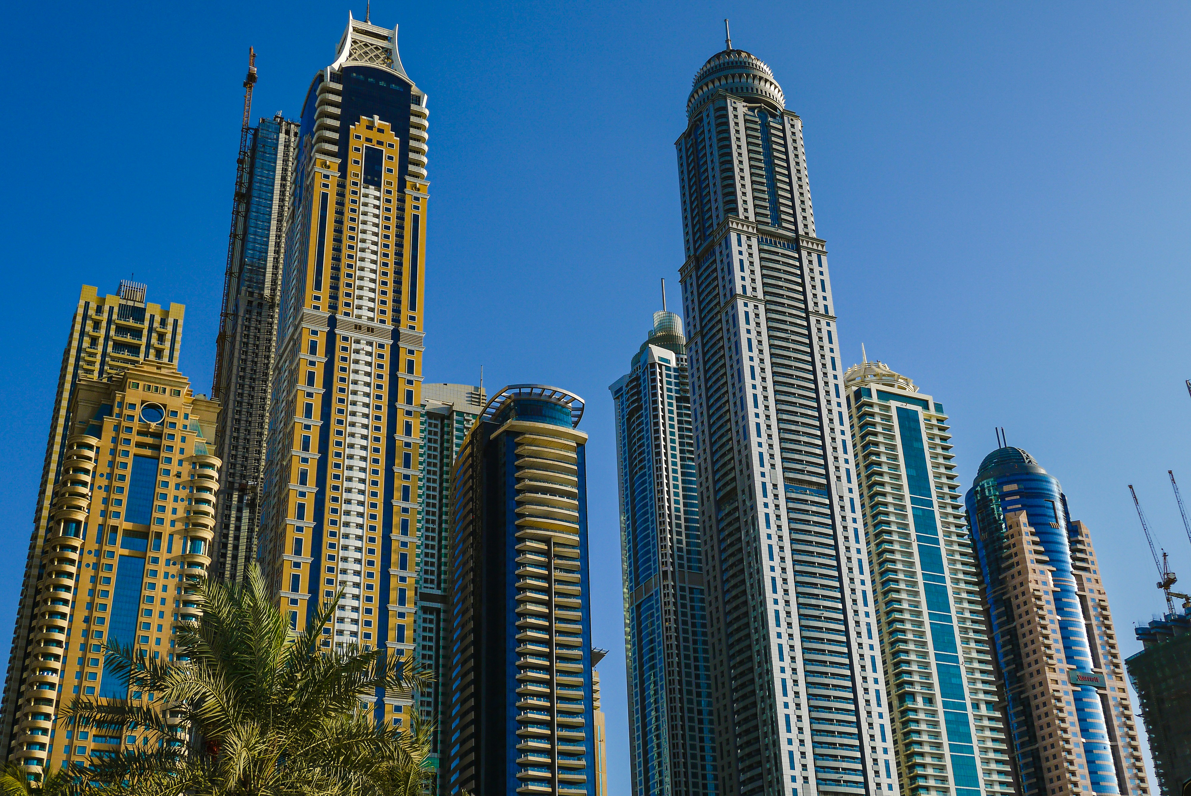Un groupe de grands immeubles avec Princess Tower en arrièreplan photo Photo Dubaï, Émirats