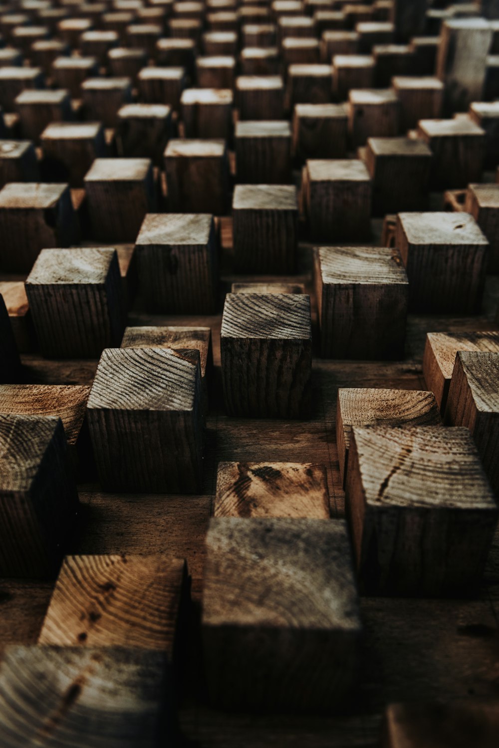 un groupe de blocs de bois