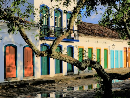 Colonial houses and a tree on a cobbled street — Paraty, Brazil