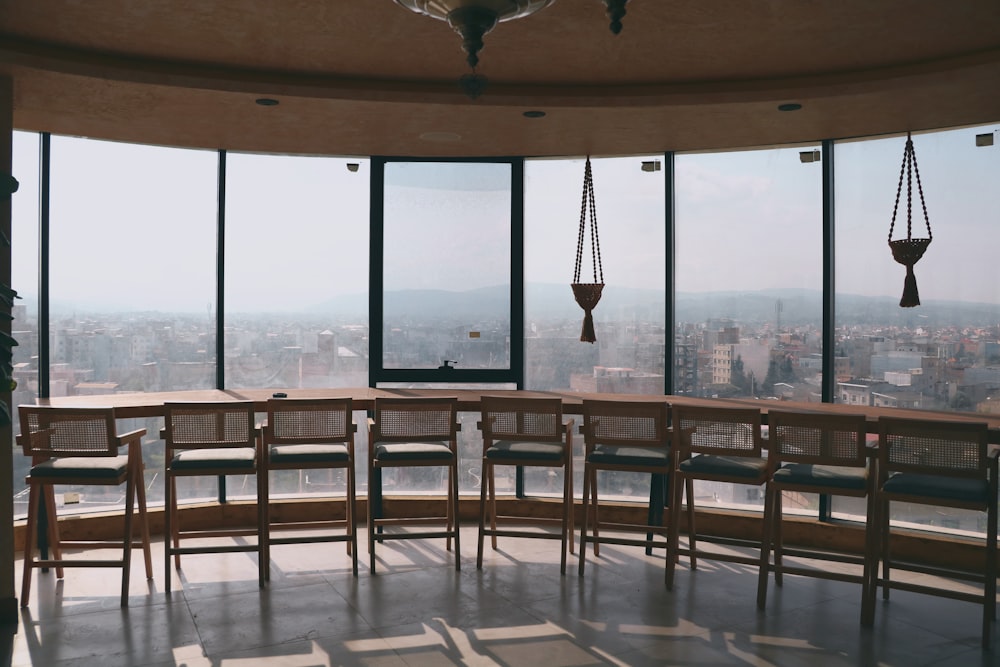 Una habitación con vistas a la ciudad