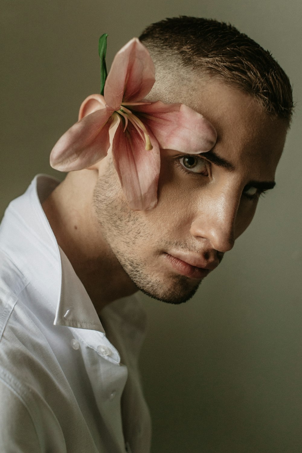 Un hombre con una flor en el pelo