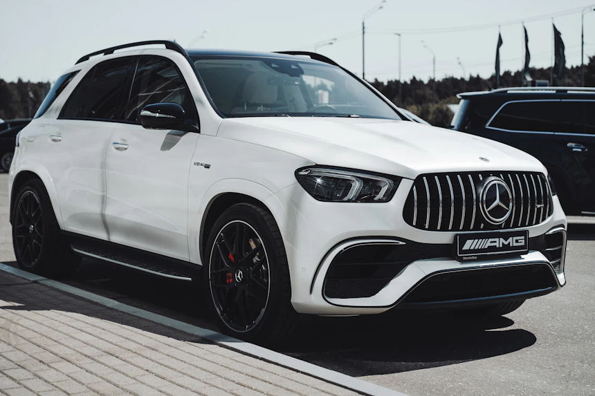 Mercedes-Benz Fahrzeugaufnahme aus der gewählten Unsplash-Bildserie (Beispielmotiv)