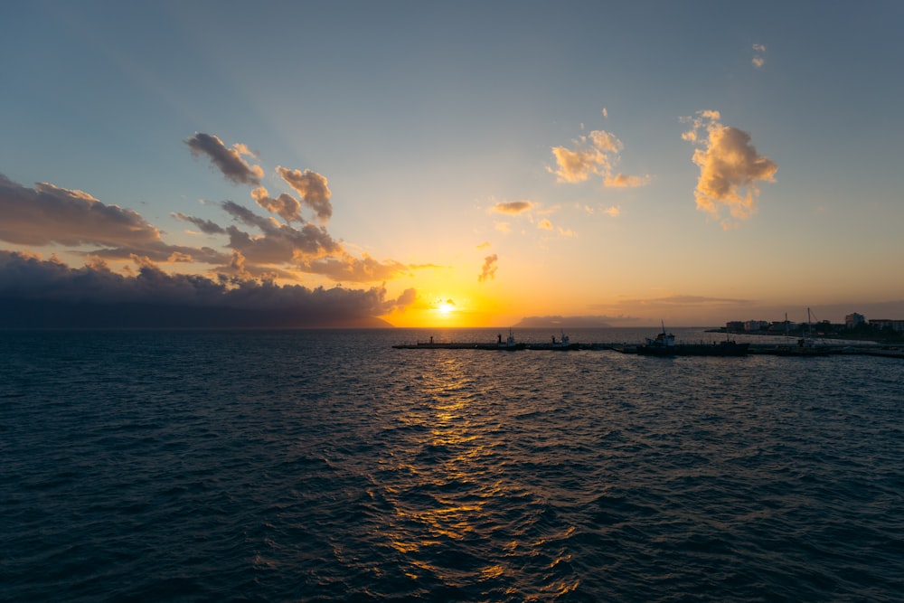 Una puesta de sol sobre un cuerpo de agua