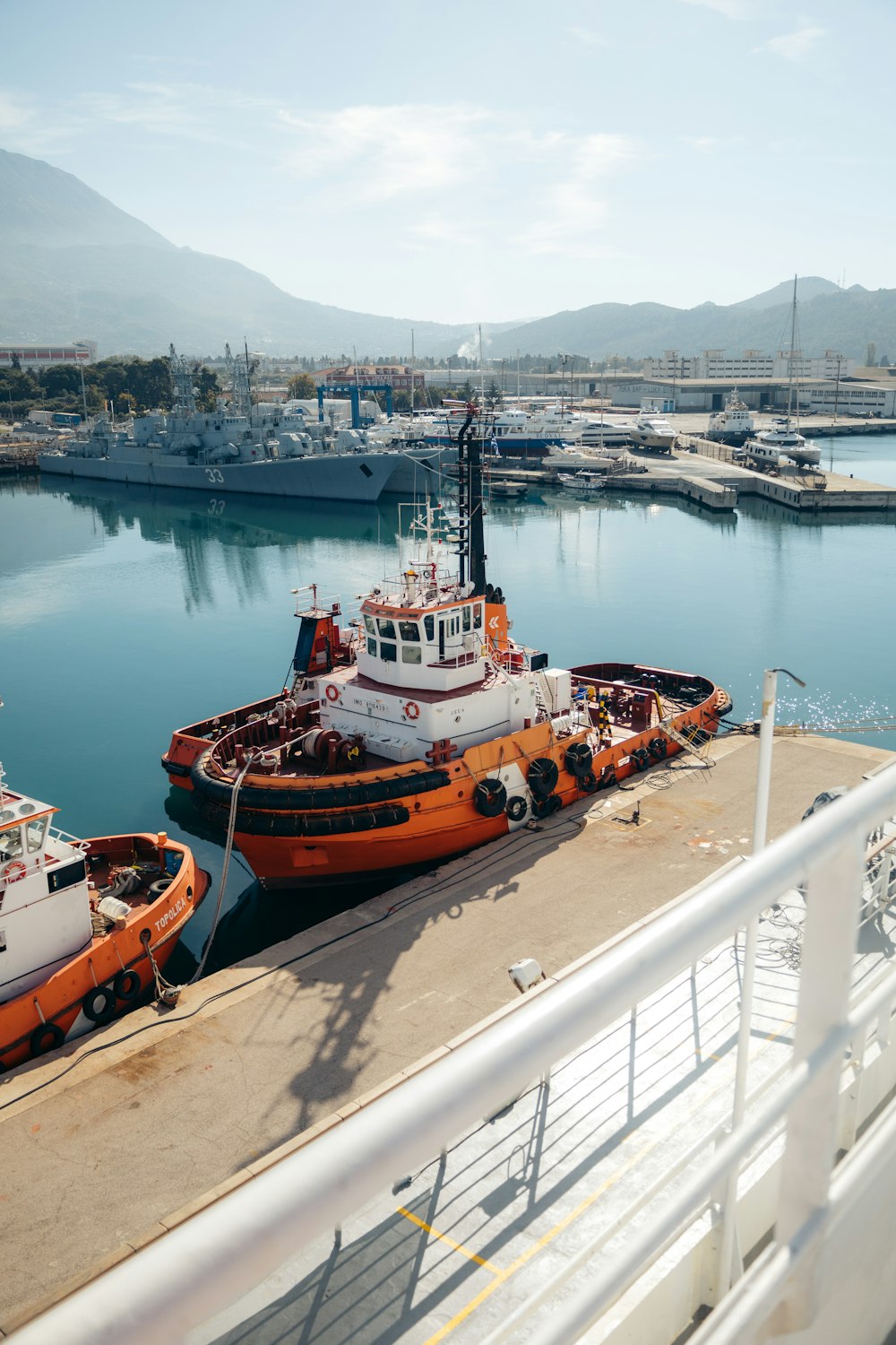 Ein großes Schiff, das in einem Hafen angedockt ist